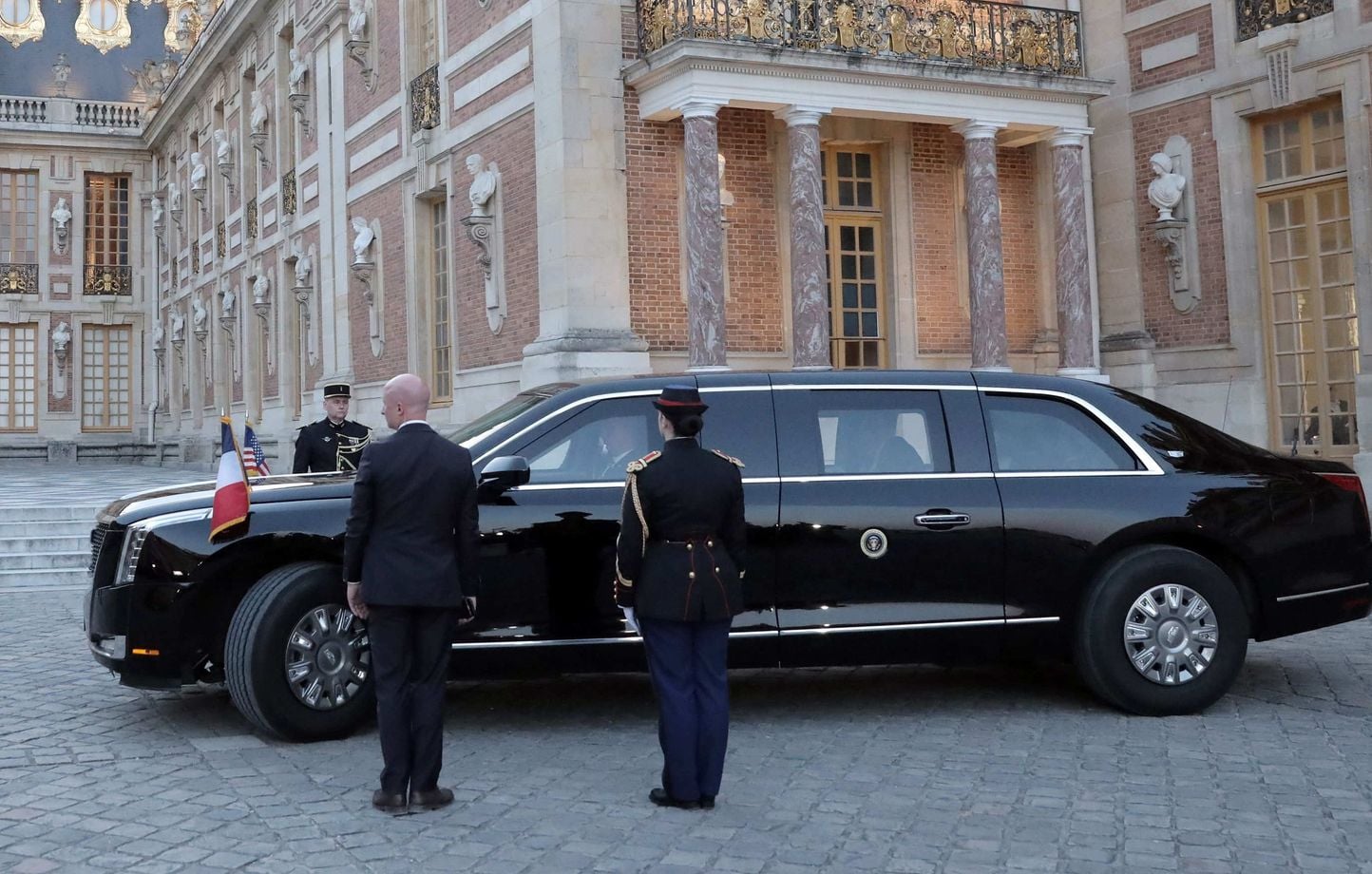 Trump llegó a Versalles con “La Bestia”, su Cadillac que parece más un tanque que una limusina Trump llegó a Versalles con “La Bestia”, su Cadillac que parece más un tanque que una limusina